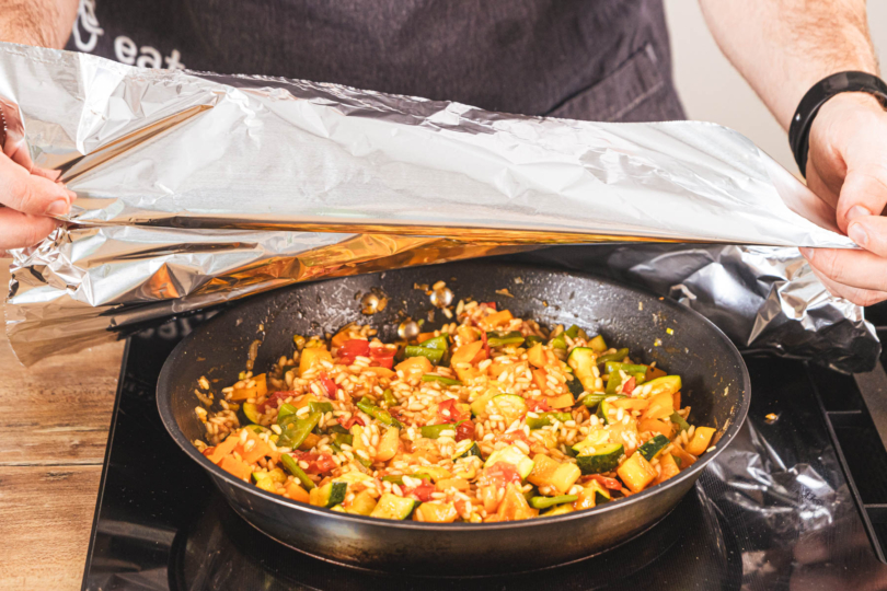 Pfanne mit Alufolie abdecken