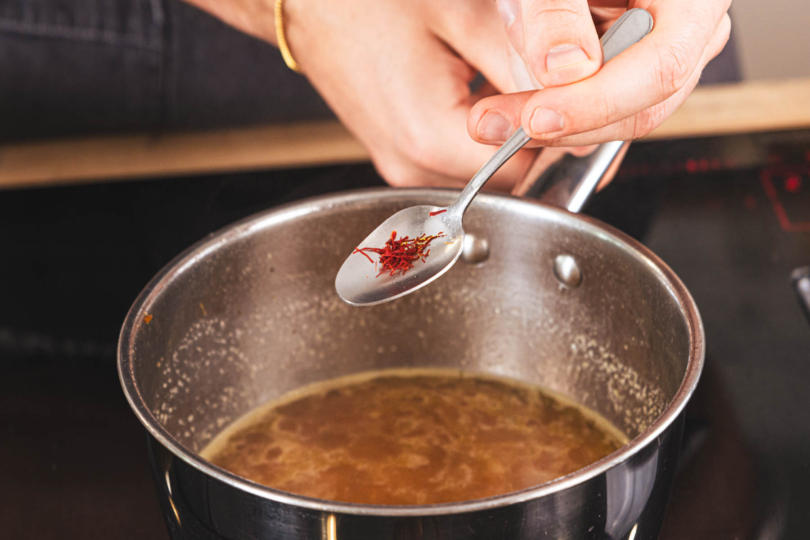 Safran zum Reis in die Brühe geben