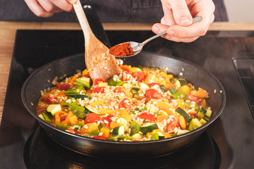 vegetarische Paella würzen