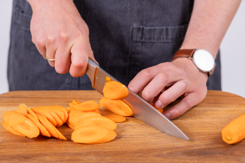 Karotten in Scheiben schneiden