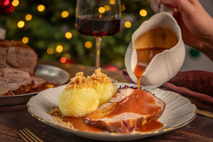 Weihnachtsbraten vom Schwein mit Sauce übergossen