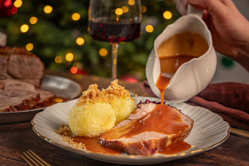 Weihnachtsbraten vom Schwein mit Sauce übergossen
