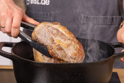 Schweinebraten von allen Seiten anbraten