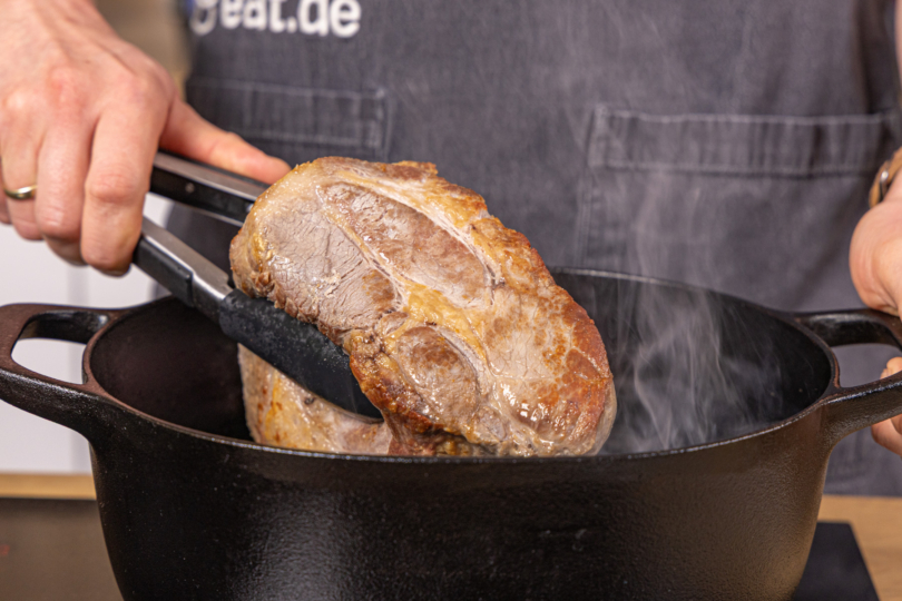 Schweinebraten von allen Seiten anbraten