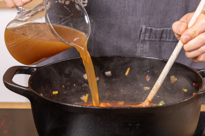 Fond in den Bräter geben