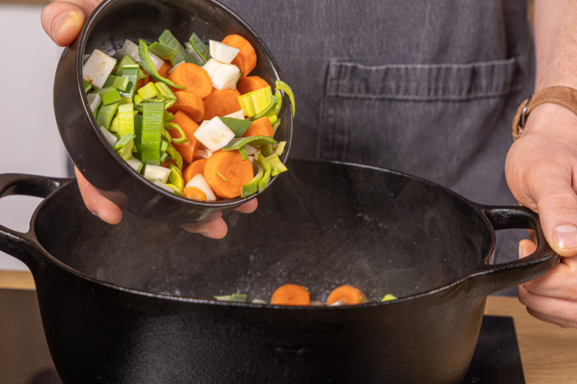 Gemüse in den Bräter geben und anbraten