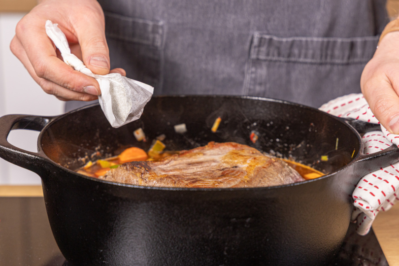 Gewürzbeutel dazugeben