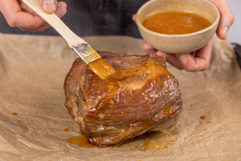 Schweinebraten mit Glasur bestreichen