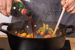 Glühwein in den Bräter gießen