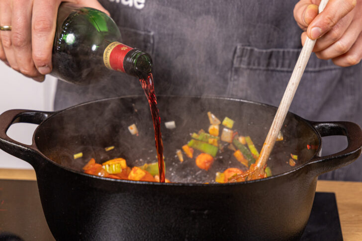 Glühwein in den Bräter gießen