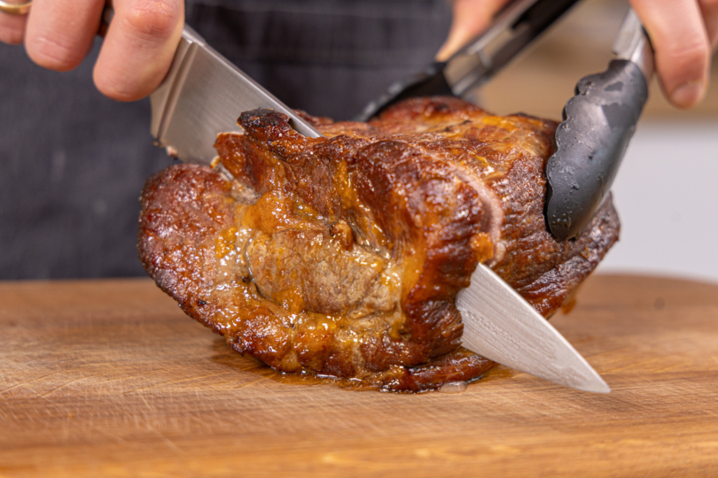 Schweinebraten in Scheiben schneiden