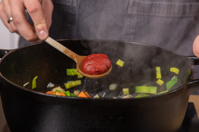 Tomatenmark dazugeben