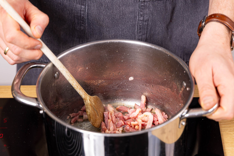 Baconstreifen und Butterschmalz auslassen