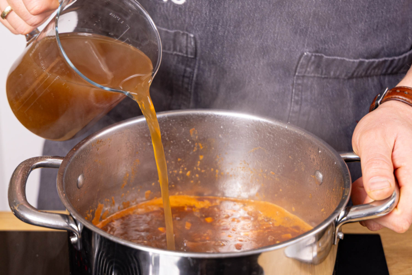 Brühe ins den Topf gießen und aufkochen