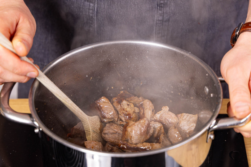 Rindfleisch scharf anbraten