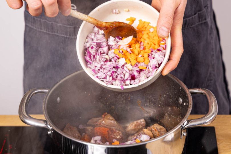 Gemüse dazugeben und anbraten