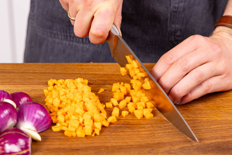 Gemüse schälen und in feine Würfel schneiden