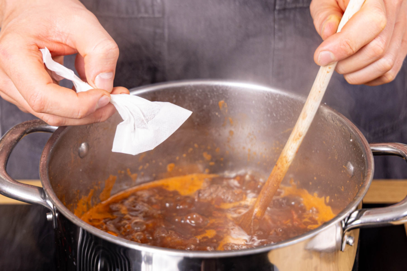 Geüwrze im Teebeutel dazugeben