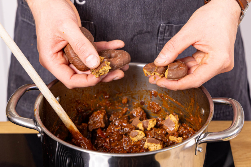 Lebkuchen dazubröseln und auflösen