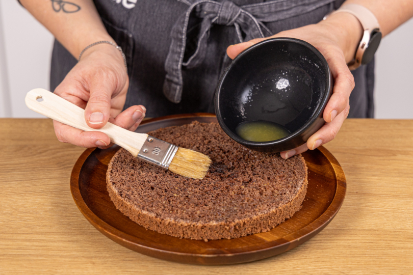 Tortenboden mit Orangensaft beträufeln