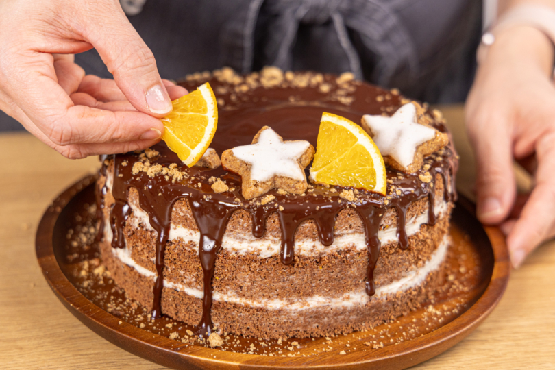 Weihnachtstorte dekorieren