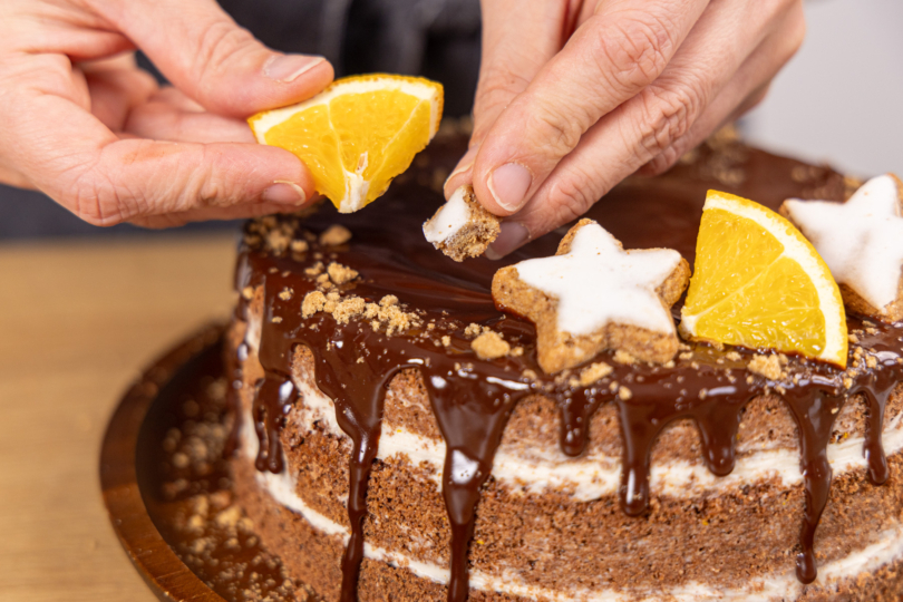 Torte mithilfe von Keksstücken dekorieren