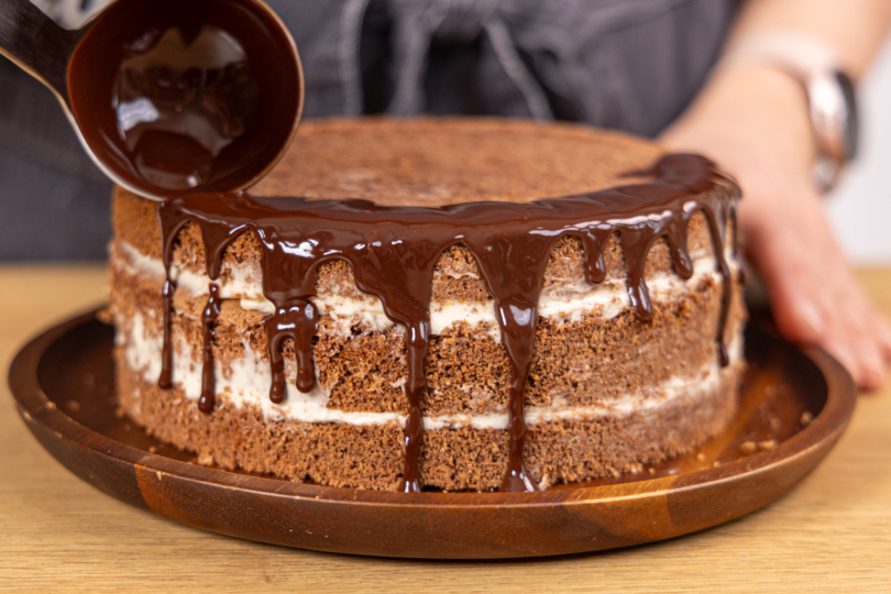 Dripping auf der Weihnachtstorte verteilen