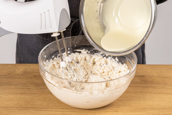 Kuvertüre zur Creme geben