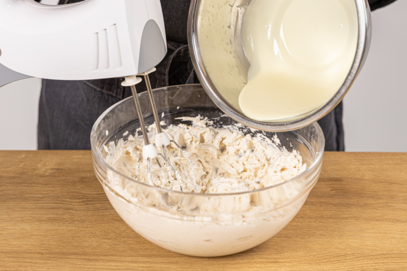 Kuvertüre zur Creme geben