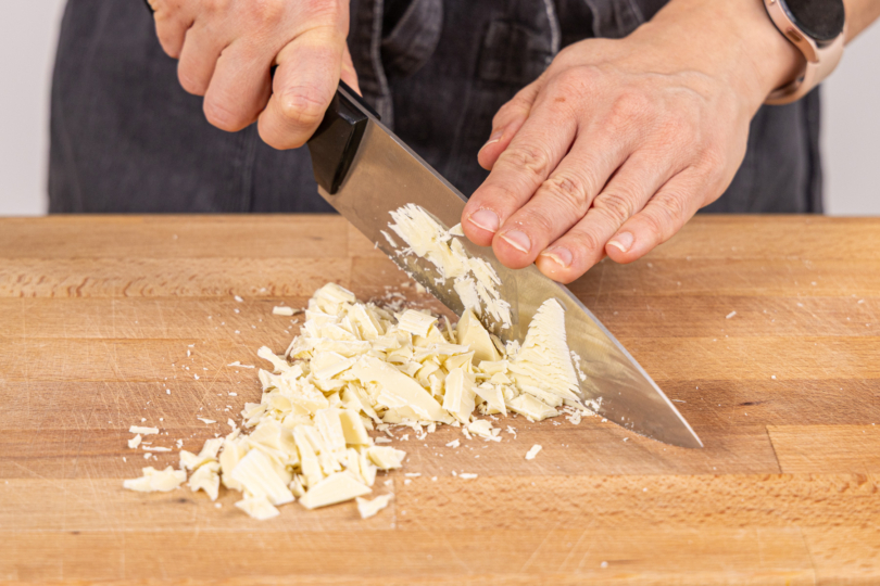 weiße Kuvertüre hacken