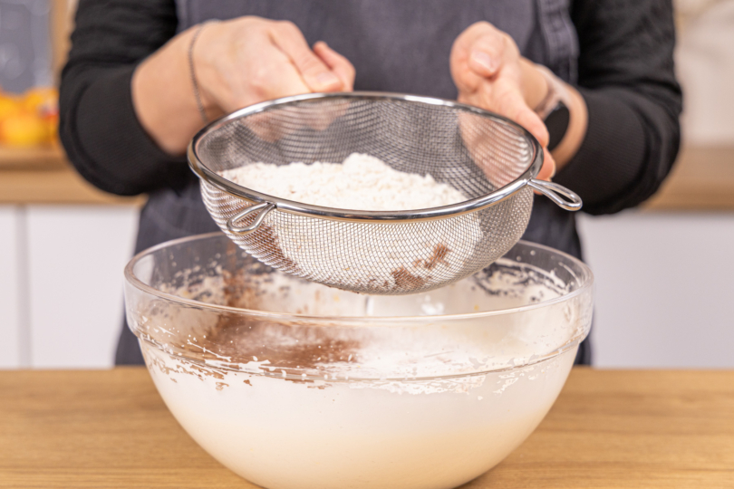 Mehl einsieben