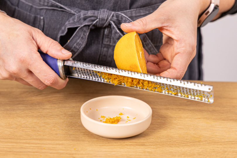 Orangenschale abreiben