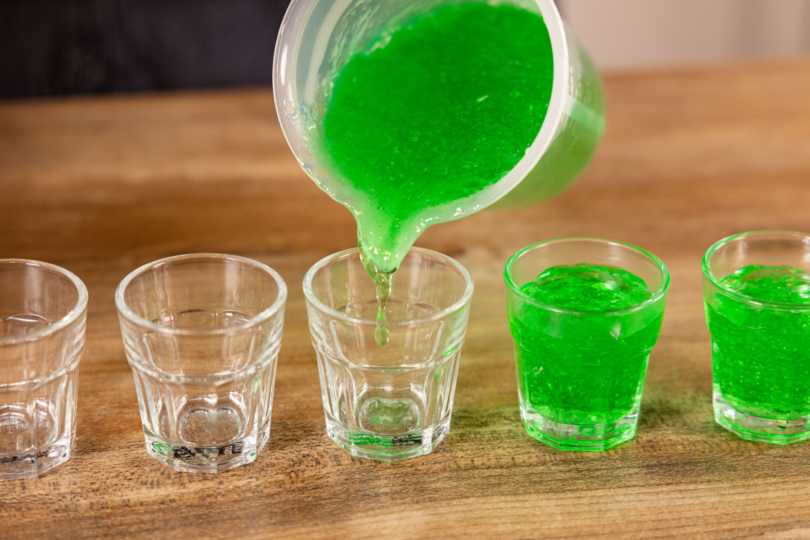 Wodka-Wackelpudding in Gläser füllen.