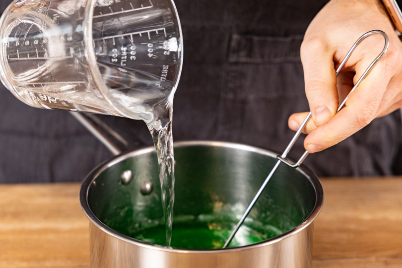 Wodka in Wackelpudding einrühren.