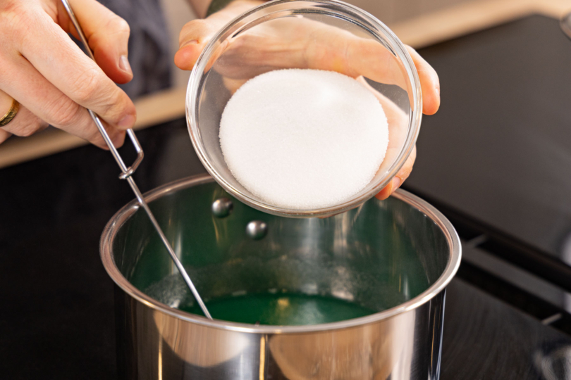 Zucker zur Götterspeise geben.