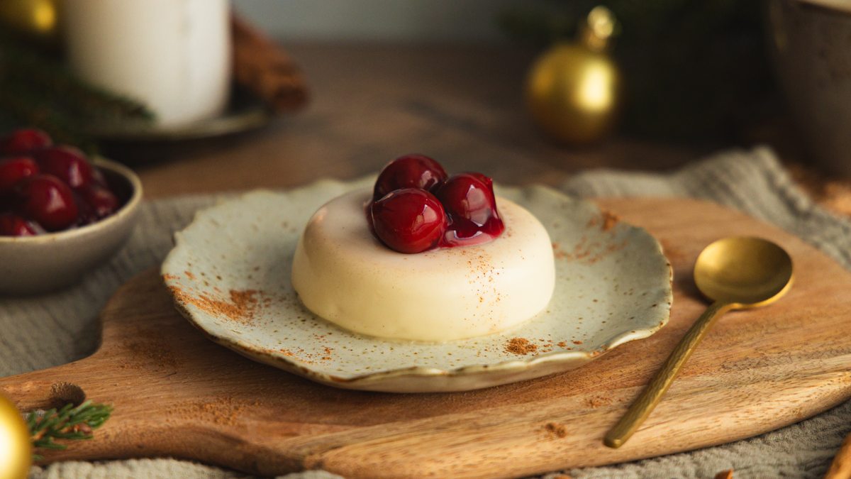 Zimt Panna Cotta mit Kirschen: leicht & festlich