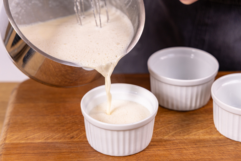 Zimt Panna Cotta in Gläser füllen