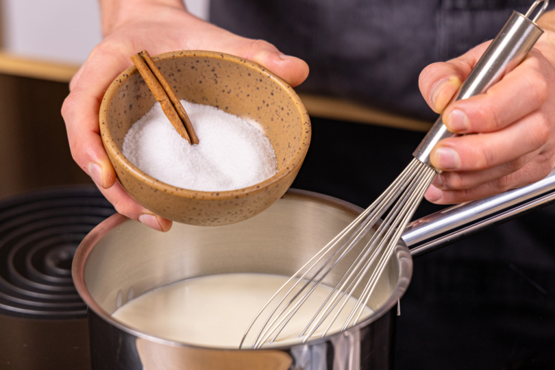 Zucker & Zimtstange dazugeben