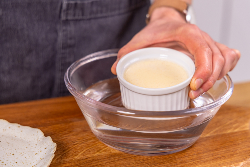 zum Lösen in heißes Wasser stellen