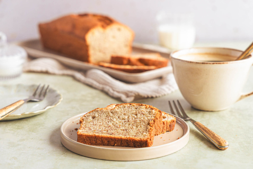 Bananenbrot auf Kaffeetisch
