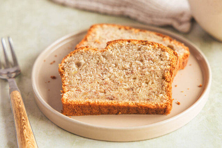 zwei Bananenbrot-Scheiben auf Teller