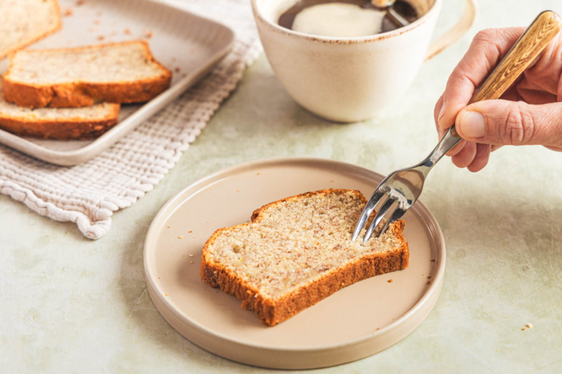 Bananenbrot-Scheibe angabeln