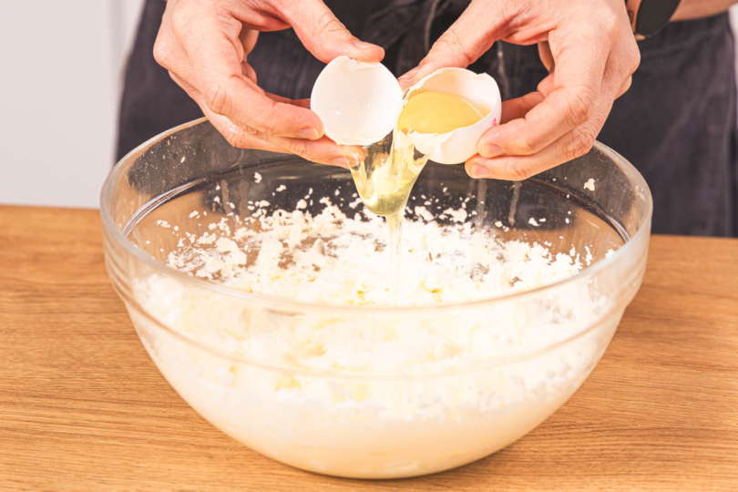 Ei zur aufgeschlagenen Butter geben