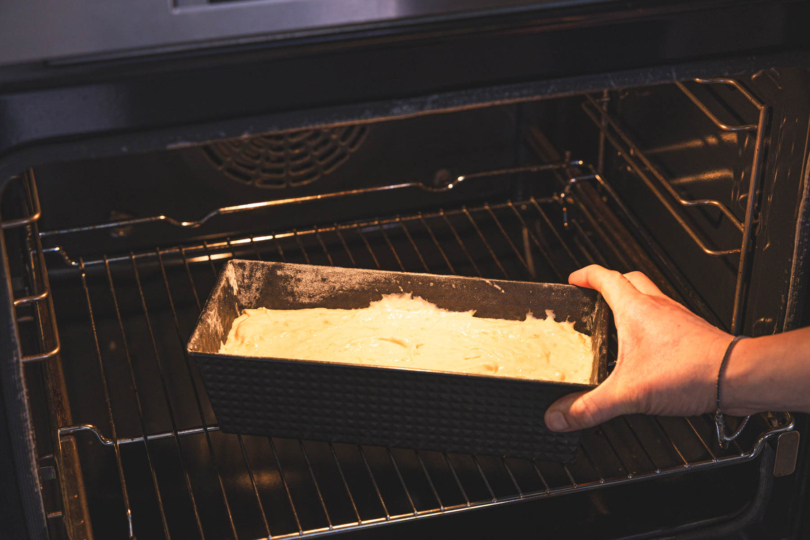 Bananenbrot in den Ofen stellen