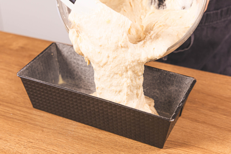 Teig in Kastenform füllen