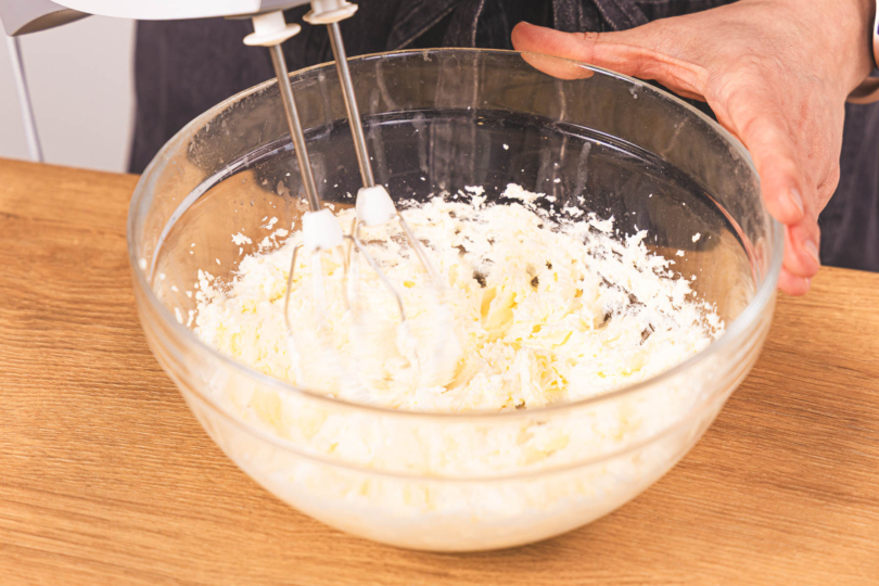 Butter mit Zucker aufschlagen