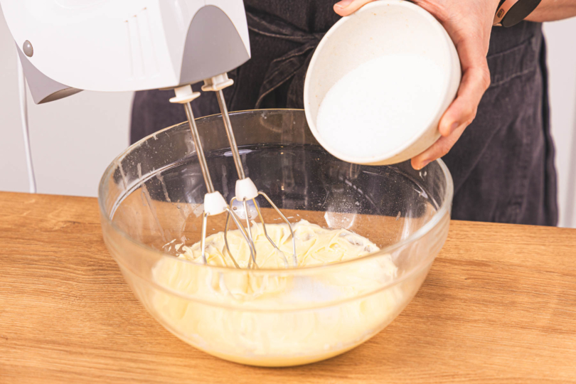 Zucker zur Butter geben