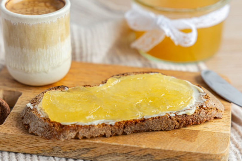 Birnenmarmelade auf Brot