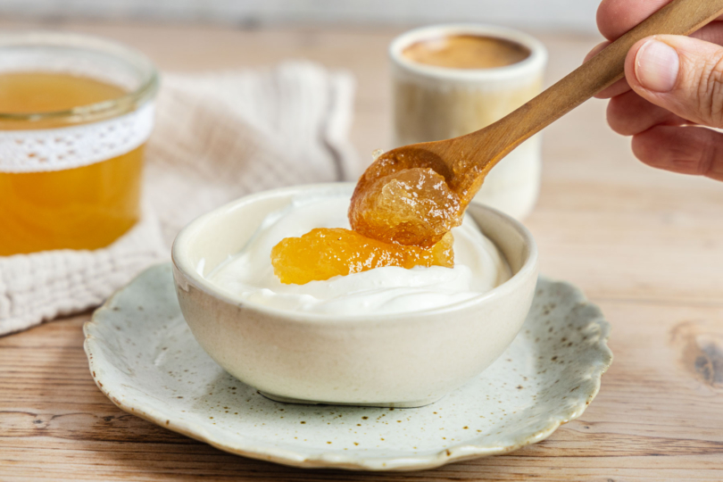 Birnenmarmelade auf Joghurt