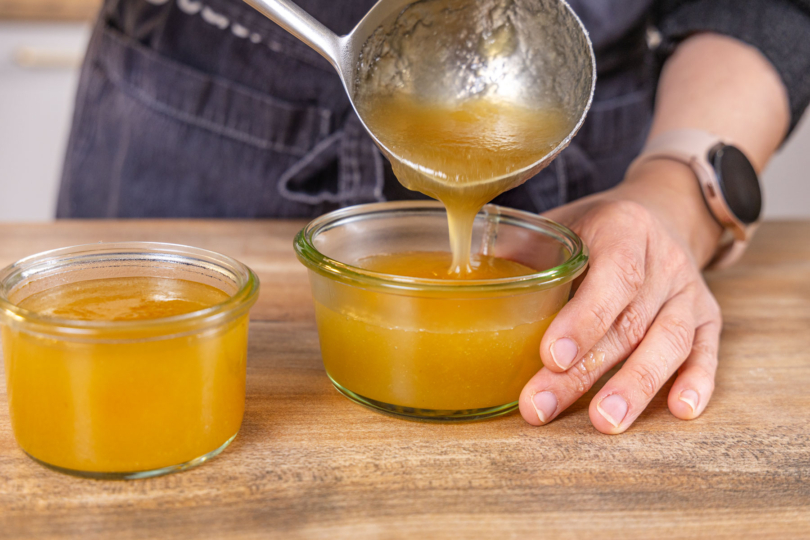 Birnenmarmelade abfüllen